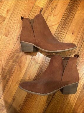 American Eagle Outfitters Suede Chelsea Ankle Boots in Brown